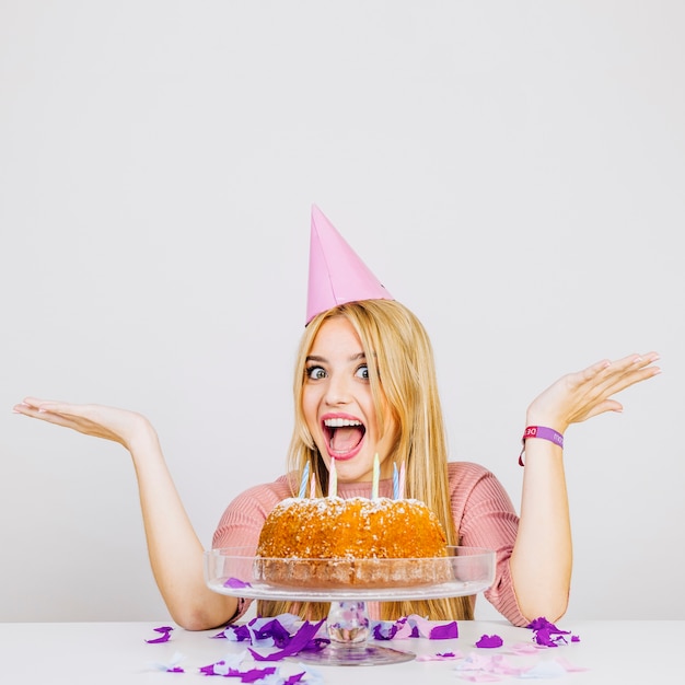 Femme Avec Un Gateau D Anniversaire Photo Gratuite