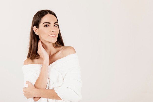 Femme heureuse posant et souriant après le bain Photo gratuit