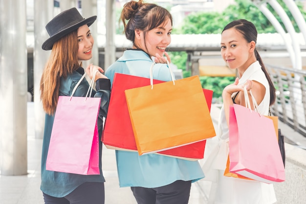 Femme heureuse avec des sacs à provisions bénéficiant d'achats. shopping femme, concept de mode de vie Photo Premium