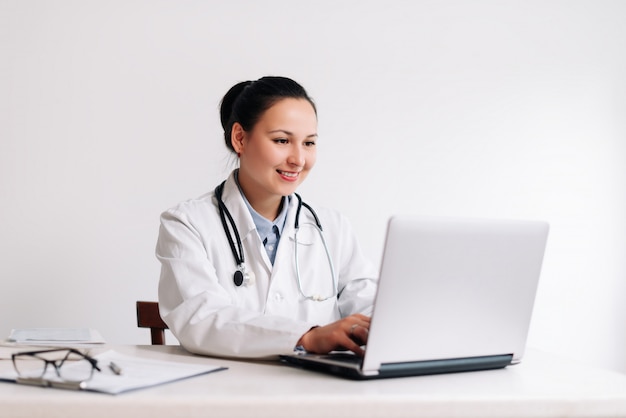 Femme Médecin Travaillant Sur Un Ordinateur Portable Photo Premium