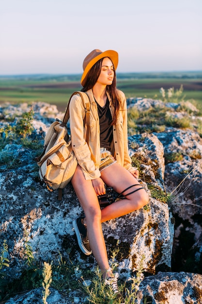 Femme  La  Mode  Assis Sur  Le Rocher Photo  Gratuite