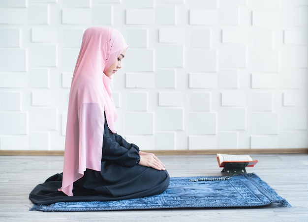 Femme Musulmane  Prier  Sur Le Hijab Priant Sur Un Tapis  L 