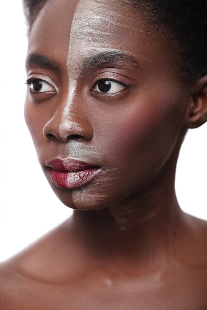 Femme Noire Avec Demi Visage Sur Le Maquillage Concept De Beaute Photo Gratuite