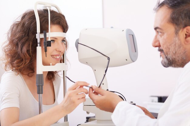 Femme ophtalmologiste travaillant Photo Premium