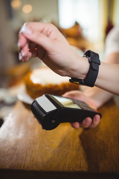Femme payer projet de loi par smartwatch en utilisant la technologie nfc Photo gratuit