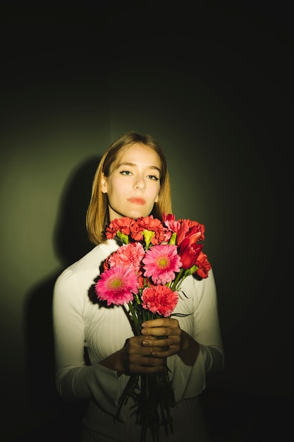 Femme Pensif Avec Bouquet De Fleurs Rose Télécharger Des