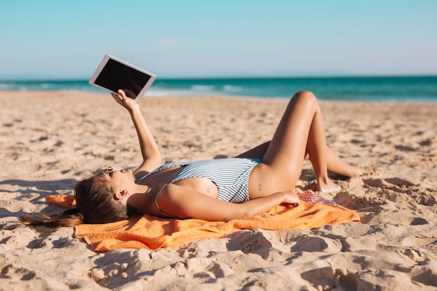 Femme Sur La Plage Avec Tablette Télécharger Des Photos