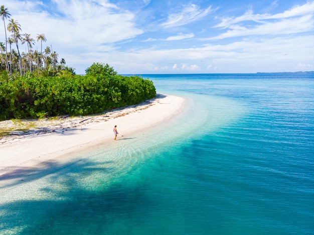 Femme Sur Une Plage  Tropicale  Tailana Banyak Islands 