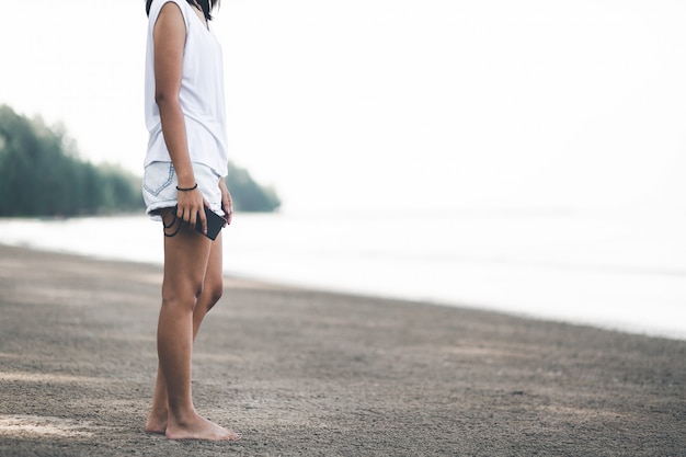 Femme sur la plage Photo Premium