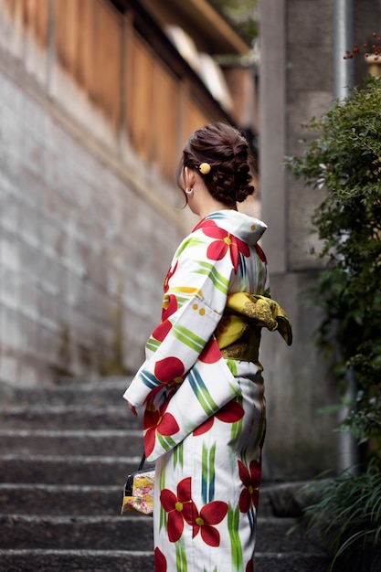 Femme Portant De Beaux Kimonos Japonais Et Obi Photo Gratuite