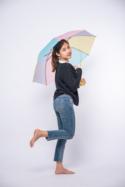 Une Femme Portant Une Chemise  Noire Et Debout  Avec Un 