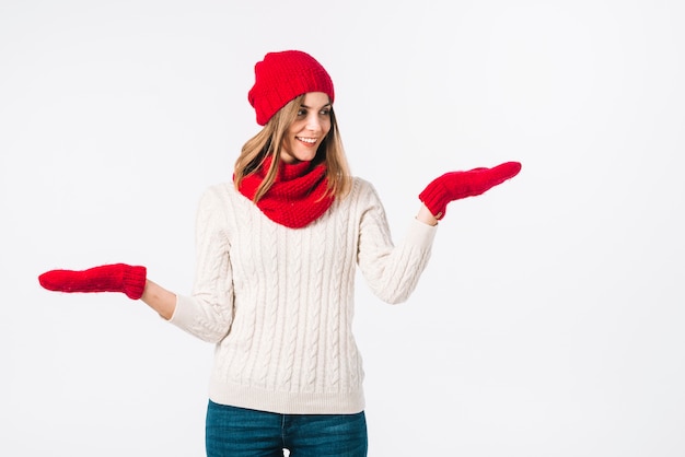 Femme, pull, tenue, mains séparées Photo gratuit