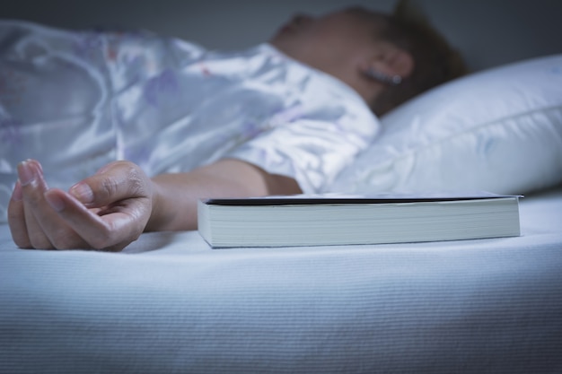 Femme Qui Dort Avec Un Livre Sur Le Lit Dans La Chambre Elle Se Repose Les Yeux Fermés 3674