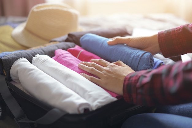 Femme Rangez Vos Vêtements Dans Un Sac De Valise Sur Le Lit Préparez