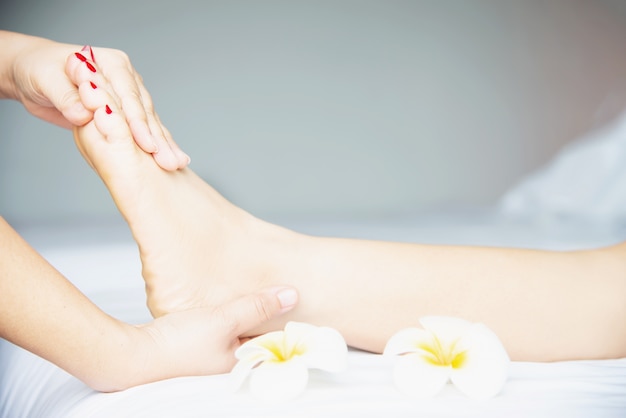 Femme Recevant Un Service De Massage Des Pieds De La Masseuse Se Bouchent Les Pieds Et Les Mains 