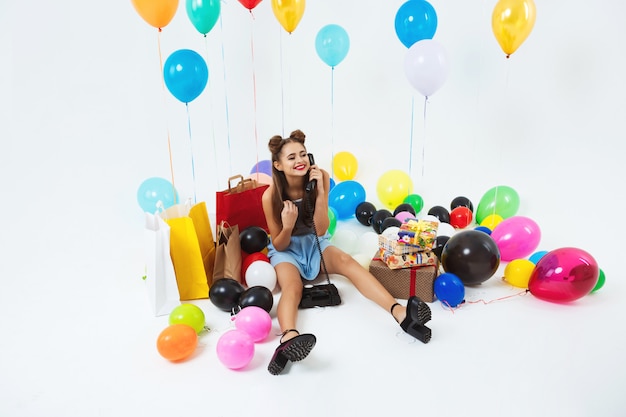 Femme Repondant Aux Appels D Anniversaire Stting Avec De Gros Ballons Et Cadeaux Photo Gratuite