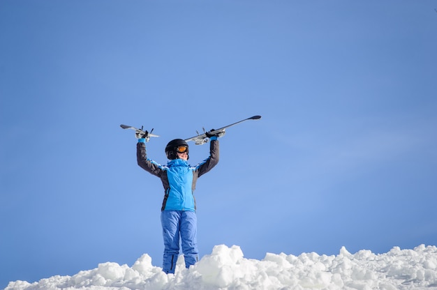 Femme skieur au sommet de la montagne. concept de sports d'hiver Photo Premium