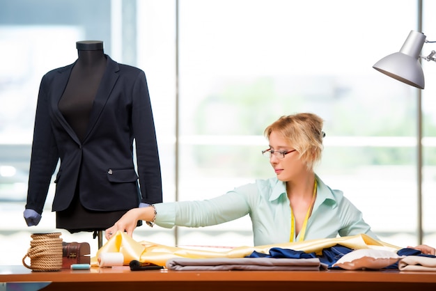Femme tailleur travaillant sur de nouveaux vêtements Photo Premium