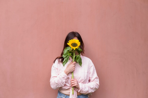 Femme Tenue Fleur Jaune Fraîche Près Face Télécharger