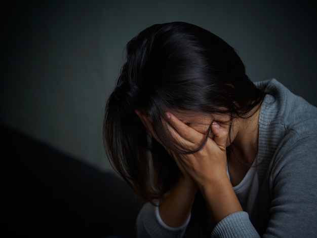 Une Femme Triste Enlève Son Genou Et Pleure Dans Une Pièce Vide Photo Premium