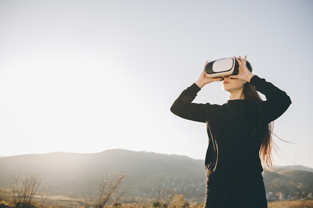 Femme Utilise Des Lunettes De Réalité Virtuelle Au Coucher