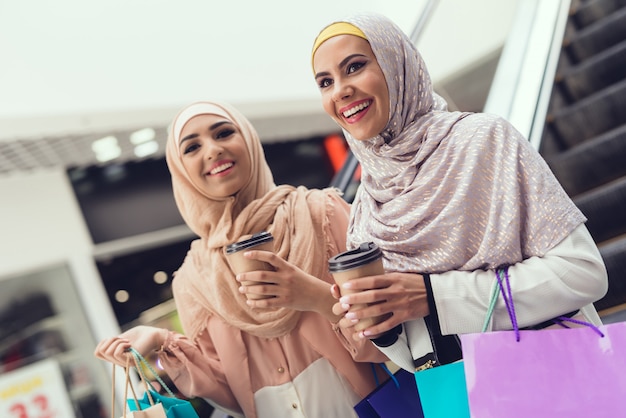 Femmes Arabes Dans Un Centre Commercial Avec Un Ami Proche Phot