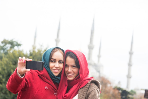 Femmes Arabes Portant Le Voile Prenant Un Selfie Ist