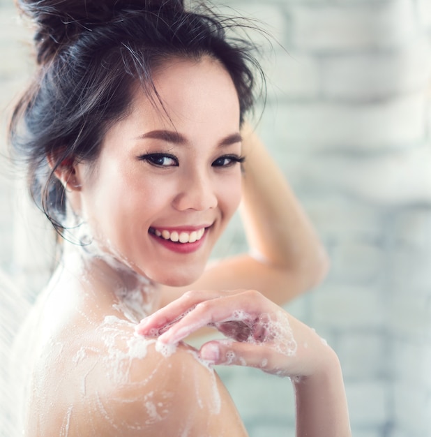 Les Femmes Asiatiques Prennent Une Douche Dans La Salle De Bain Elle Se