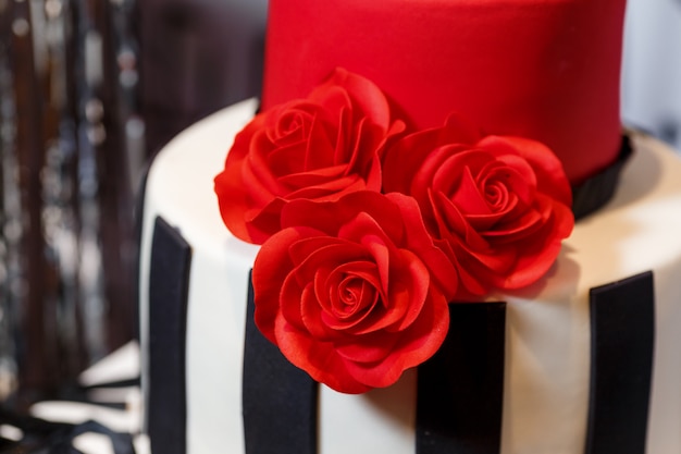 Fete D Anniversaire Avec Un Beau Gros Gateau Decore De Roses Et Debout Sur Un Tonneau Bonbons Savoureux Avec Un Decor Creme Dans Les Couleurs Noir Rouge Blanc Photo Premium