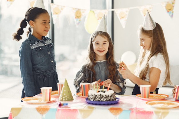 Fete D Anniversaire Drole Pour Enfants Dans Une Salle Decoree Enfants Heureux Avec Gateau Et Ballons Photo Gratuite