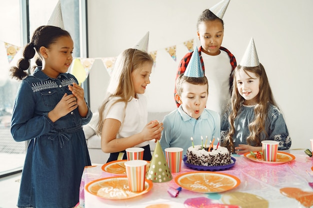 Fete D Anniversaire Drole Pour Enfants Dans Une Salle Decoree Enfants Heureux Avec Gateau Et Ballons Photo Gratuite