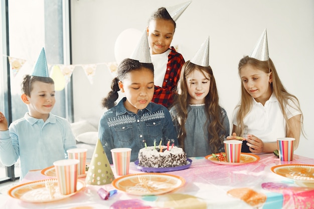 Fete D Anniversaire Drole Pour Enfants Dans Une Salle Decoree Enfants Heureux Avec Gateau Et Ballons Photo Premium