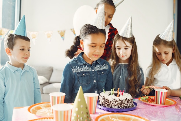 Fete D Anniversaire Drole Pour Enfants Dans Une Salle Decoree Enfants Heureux Avec Gateau Et Ballons Photo Gratuite