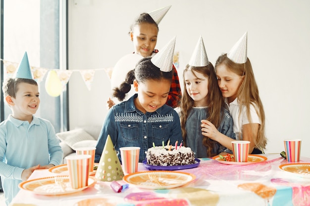 Fete D Anniversaire Drole Pour Enfants Dans Une Salle Decoree Enfants Heureux Avec Gateau Et Ballons Photo Premium