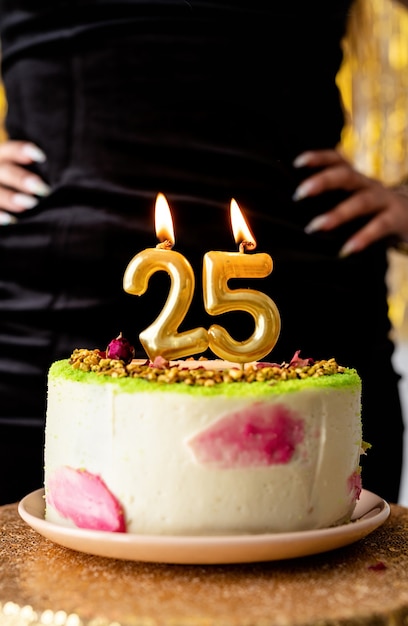 Fete D Anniversaire Femme En Robe De Soiree Noire Prete A Manger Le Gateau D Anniversaire Celebrant Son Vingt Cinquieme Anniversaire Photo Premium