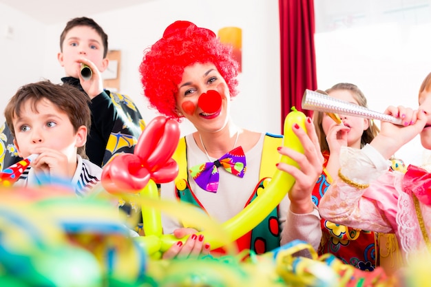 Fete D Anniversaire Pour Enfants Avec Clown Et Beaucoup De Bruit Photo Premium