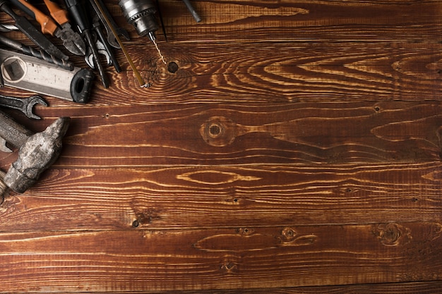 Fête du travail de fond - de nombreux outils pratiques, sur la vue de dessus de fond en bois avec fond. Photo Premium
