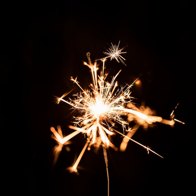 Feu D Artifice Dore La Nuit Sur Ciel Photo Gratuite