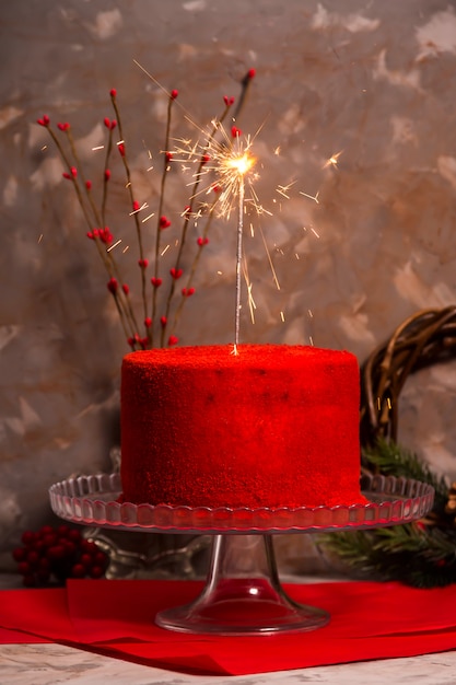 Feu Du Bengale Brulant Sur Un Beau Gateau D Anniversaire En Velours Rouge Photo Premium