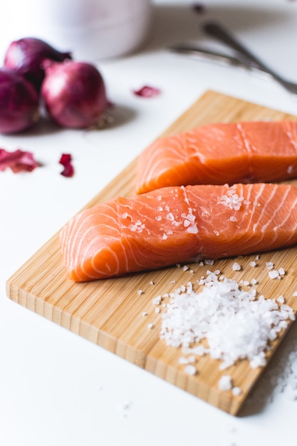 Filets de saumon cru préparés pour la cuisine | Télécharger des Photos ...