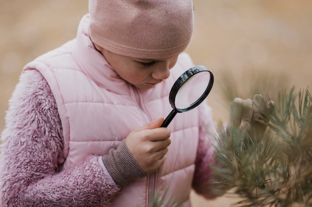 Fille Apprenant La Science Dans La Nature Avec Une Loupe Photo Gratuite