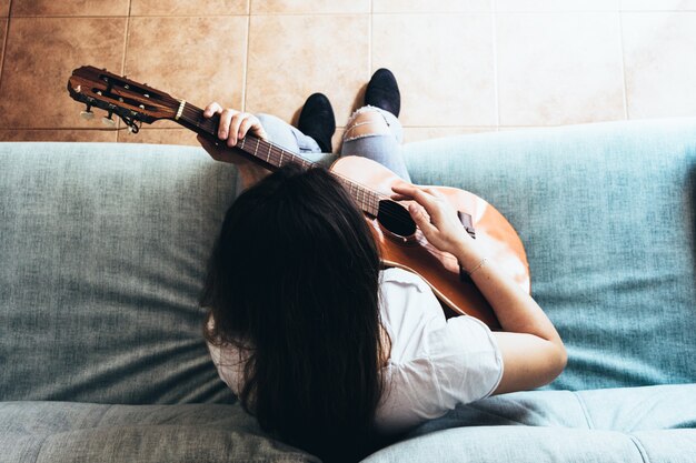 Fille Blonde Avec Un Masque Enferm Dans La Maison Jouant De Sa Guitare