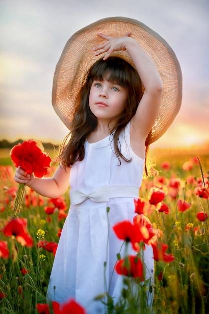 Fille Avec Un Bouquet De Coquelicots Rouges Photo Premium