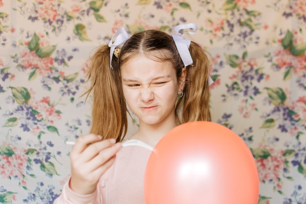 Fille en colère sautant le ballon avec une fourchette Photo gratuit