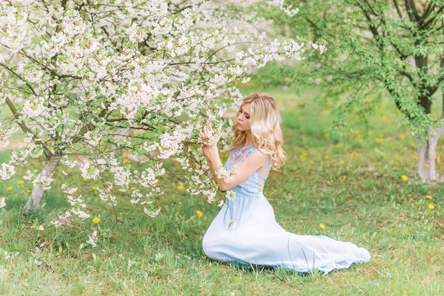 Fille Dans Un Jardin De Printemps En Admirant Les Fleurs Photo Premium