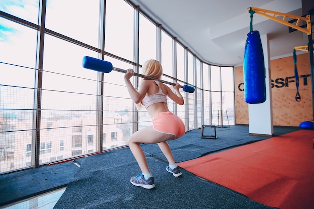 Fille Dans Une Salle De Gym Photo Premium