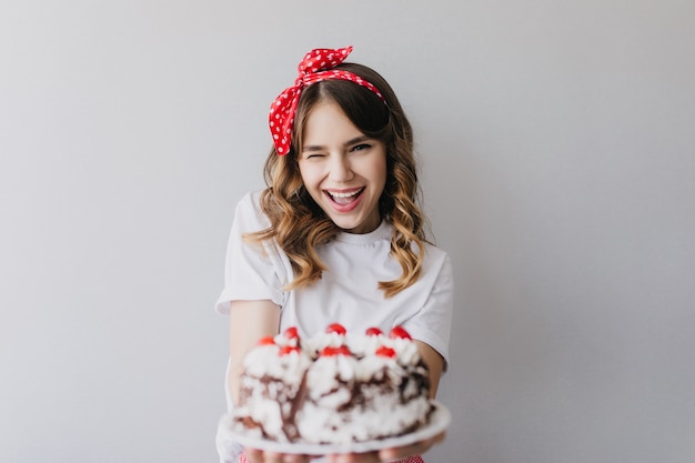 Fille Debonair Avec Une Coiffure Romantique Posant Avec Un Gateau D Anniversaire Incroyable Dame Qui Rit Tenant La Tarte Aux Fraises Photo Gratuite