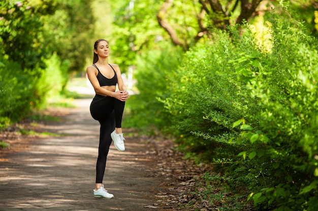 Fille Faisant Du Sport Jeune Femme Faisant De L Exercice Dans Un Parc Photo Premium