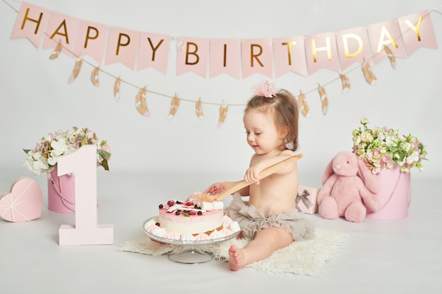 Fille Avec Un Gateau D Anniversaire Seance Photo D Un Bebe D Un An Photo Premium