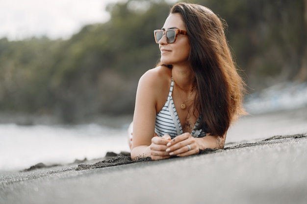 Fille En Maillot De Bain L Gant Se Reposer Sur Une Plage Na Photo